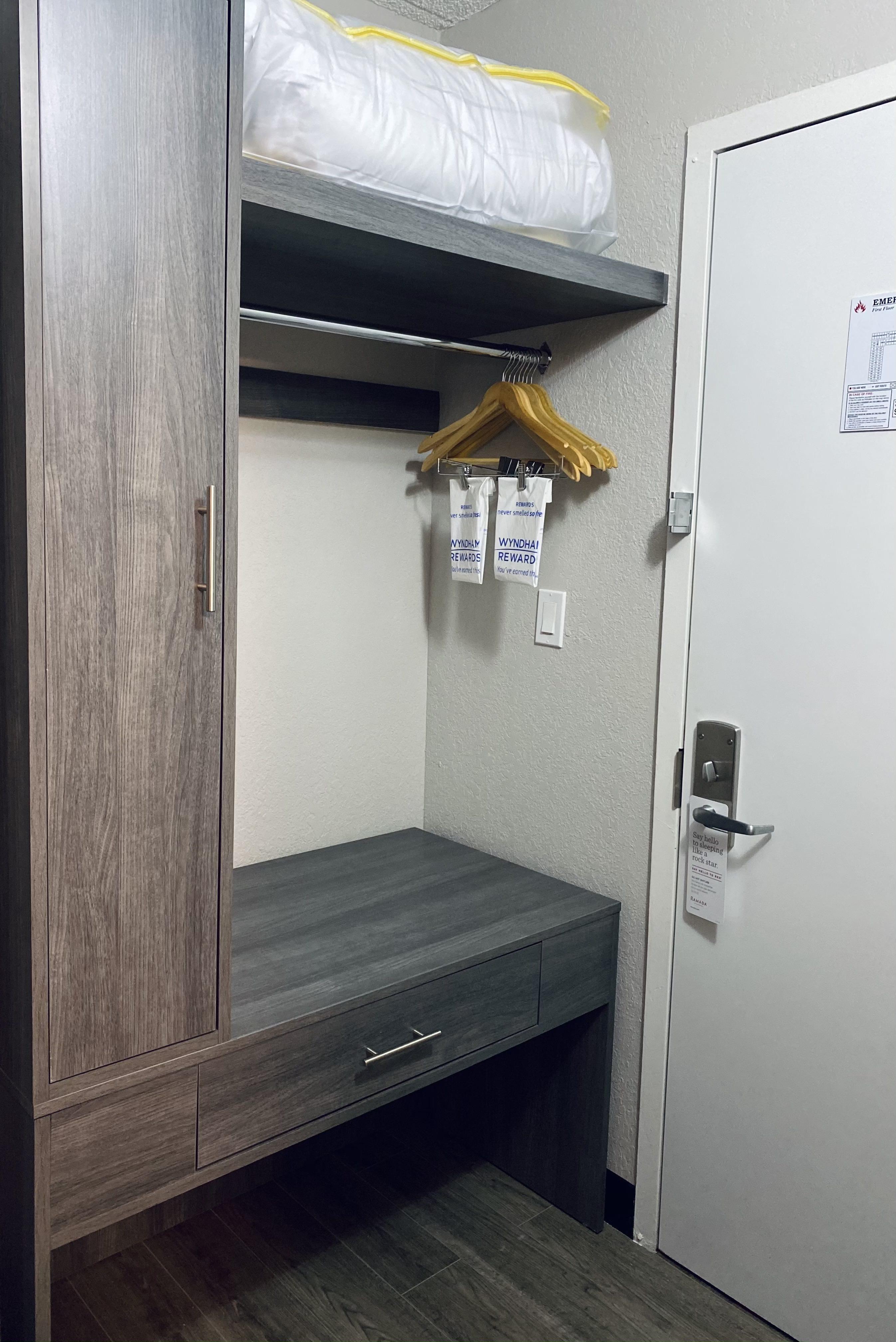 รามาดา บาย วินด์แฮม วินด์เซอร์ ล็อกส์ Hotel วินด์เซอร์ล็อกส์ ภายนอก รูปภาพ
