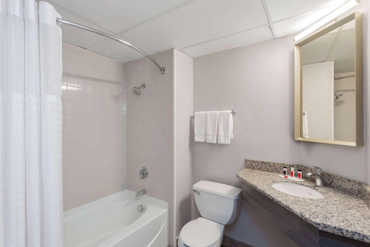 รามาดา บาย วินด์แฮม วินด์เซอร์ ล็อกส์ Hotel วินด์เซอร์ล็อกส์ ภายนอก รูปภาพ
