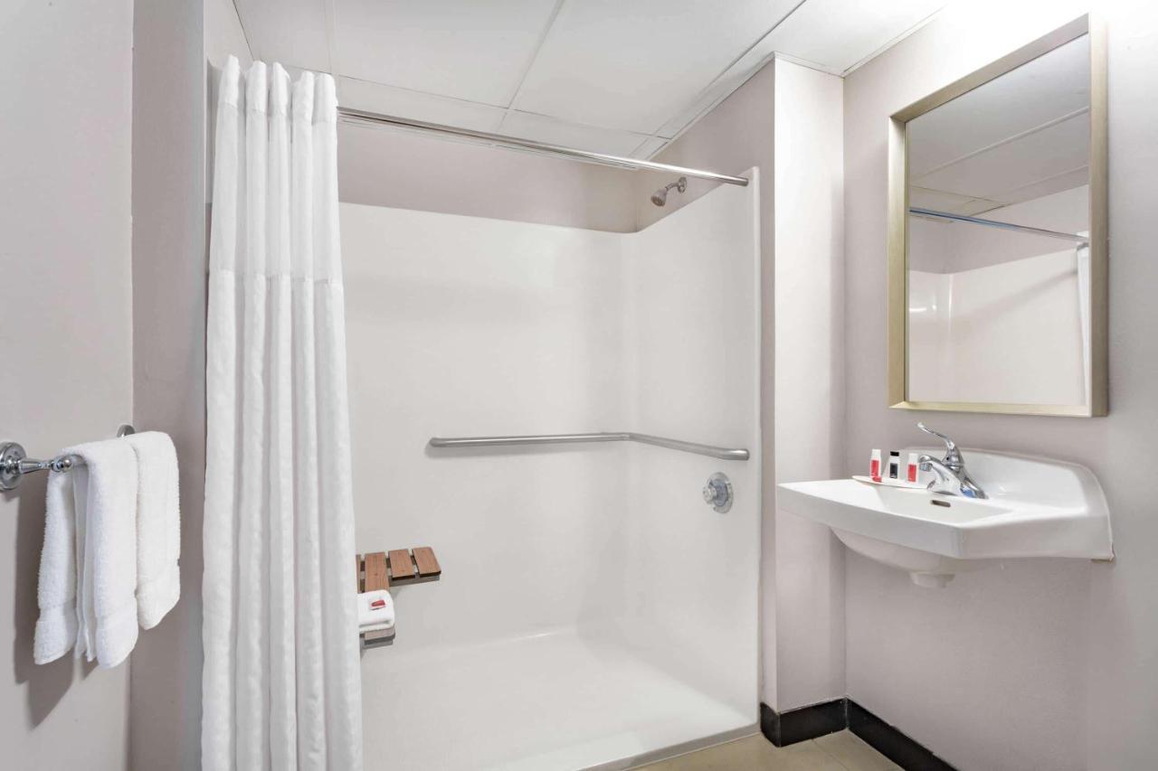 รามาดา บาย วินด์แฮม วินด์เซอร์ ล็อกส์ Hotel วินด์เซอร์ล็อกส์ ภายนอก รูปภาพ