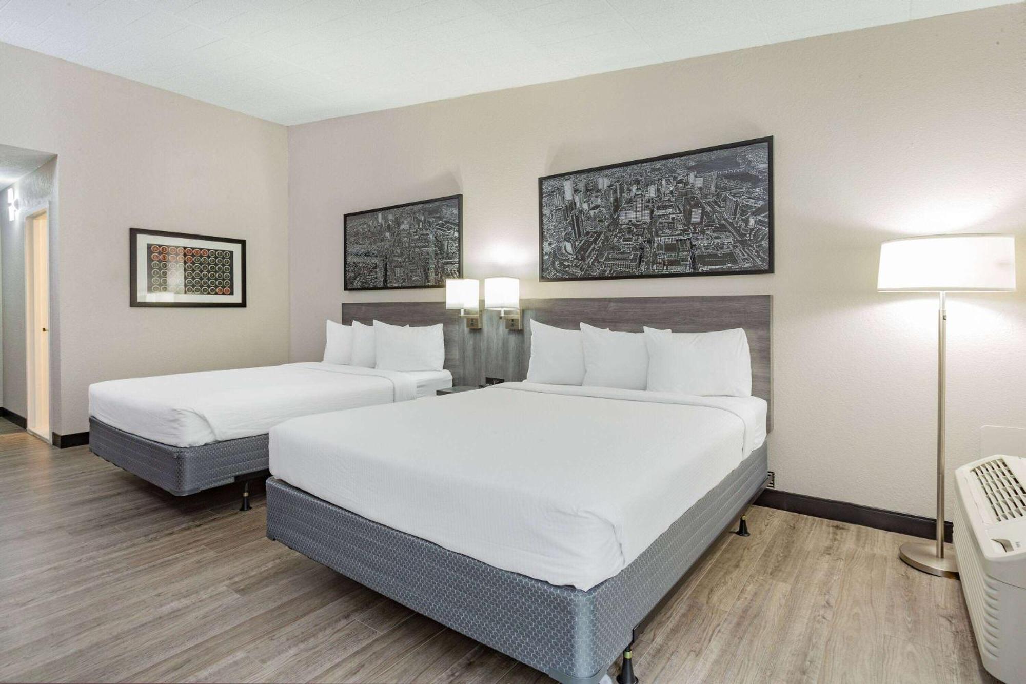 รามาดา บาย วินด์แฮม วินด์เซอร์ ล็อกส์ Hotel วินด์เซอร์ล็อกส์ ภายนอก รูปภาพ